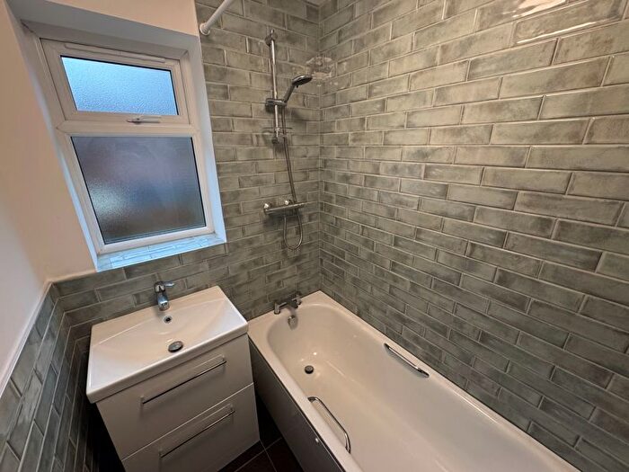 2 Bedroom Flat For Sale In Chestnut Close, West Drayton, UB7