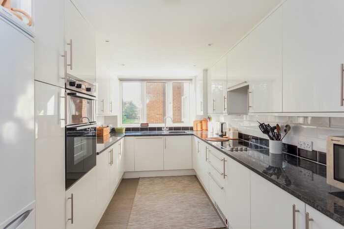 2 Bedroom Flat To Rent In Ashley Road, Walton-On-Thames, KT12