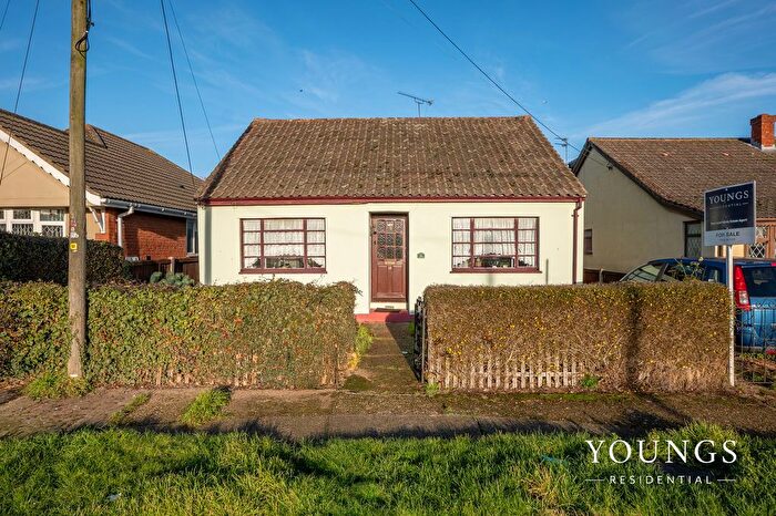 2 Bedroom Detached Bungalow For Sale In Laburnum Grove, Canvey Island, SS8