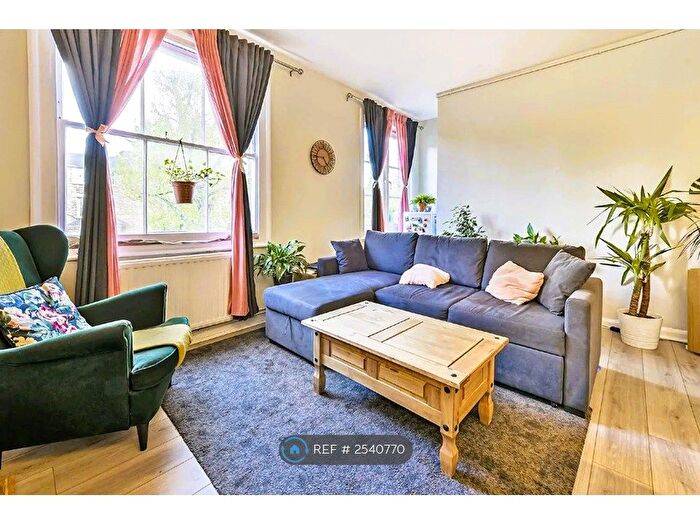 2 Bedroom Flat To Rent In Coningham Road, London, W12