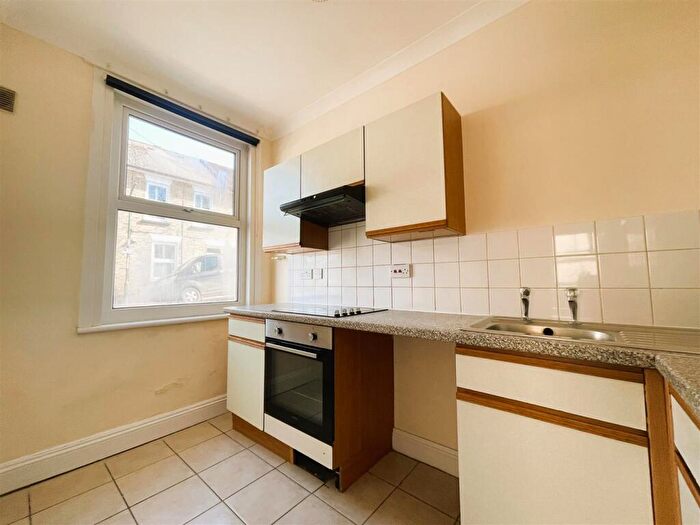 1 Bedroom Flat To Rent In Pagitt Street, Chatham, ME4