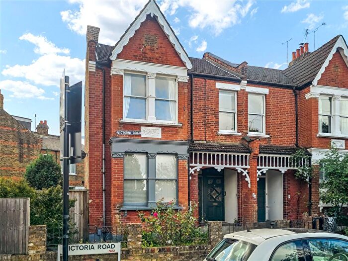 2 Bedroom Apartment For Sale In Victoria Road, London, N22