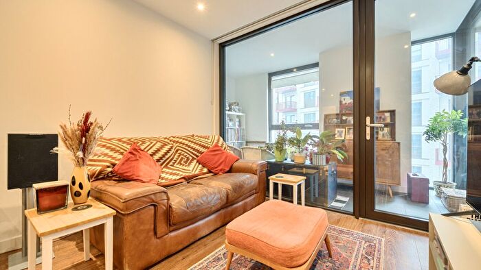 2 Bedroom Flat For Sale In Barge Walk, Greenwich, SE10