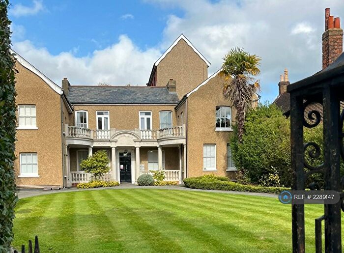 2 Bedroom Flat To Rent In Wood Street St Martha's Court, High Barnet, EN5