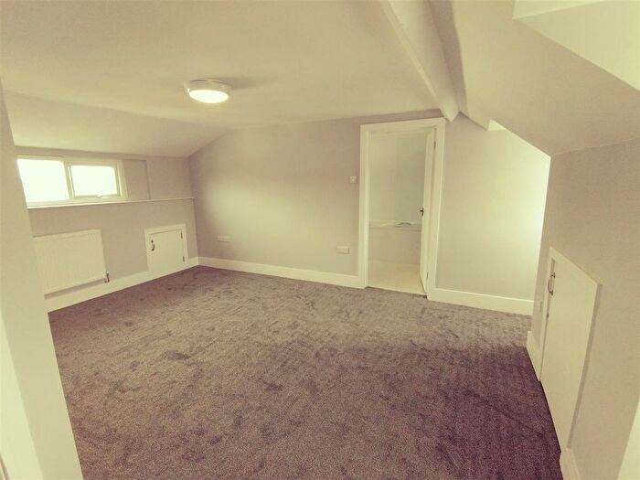 3 Bedroom Flat To Rent In High Street, Neyland, SA73