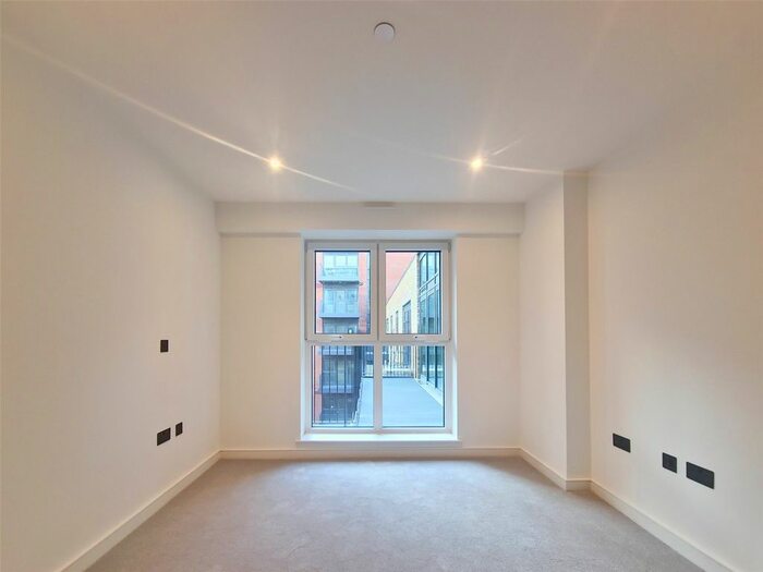 1 Bedroom Flat To Rent In Heritage Walk, Kingston Upon Thames, KT1