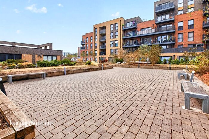 2 Bedroom Flat For Sale In Pump Lane, Hayes, UB3