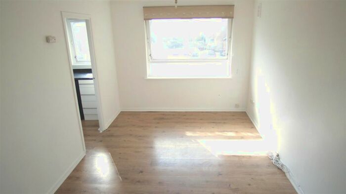 Studio To Rent In Braemar Gardens, Slough, Berkshire, SL1