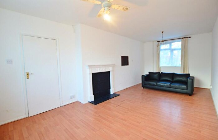 3 Bedroom Terraced House For Sale In Long Readings Lane, Slough, SL2