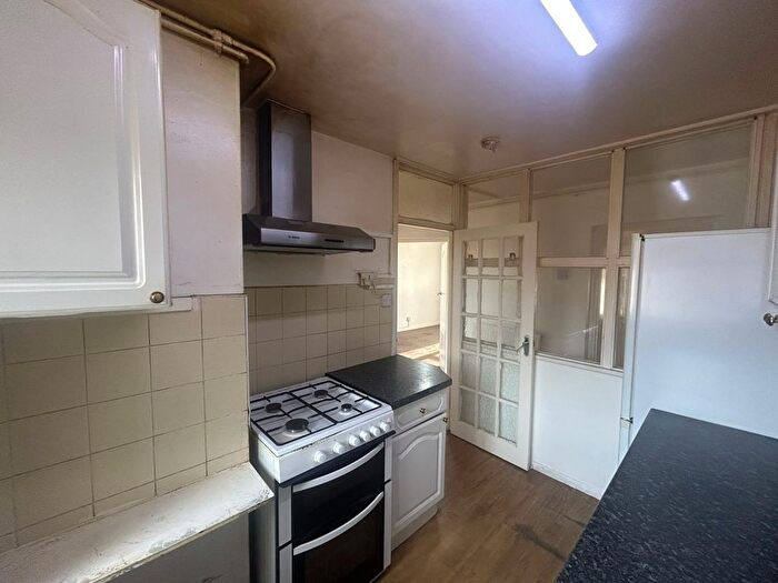 3 Bedroom Flat To Rent In Cranleigh Gardens, UB1