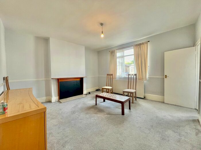 2 Bedroom Flat To Rent In Lichfield Grove, London, N3