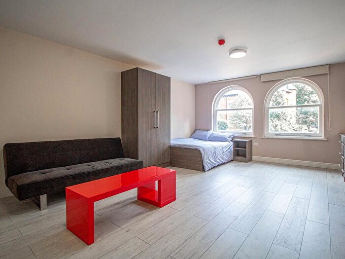 Apartment To Rent In Apt, Clarendon Road #, LS2