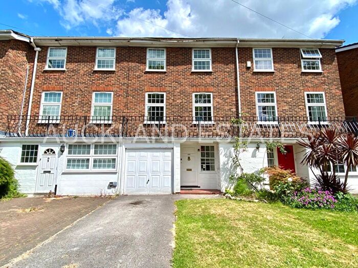3 Bedroom Town House For Sale In York Road, New Barnet, EN5