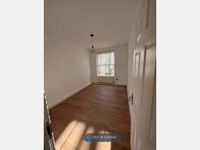 2 Bedroom Flat To Rent In Deloraine House, London, SE8