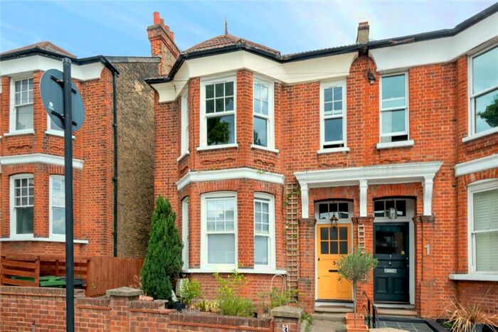 3 Bedroom Apartment To Rent In Thornlaw Road, West Norwood, London, SE27