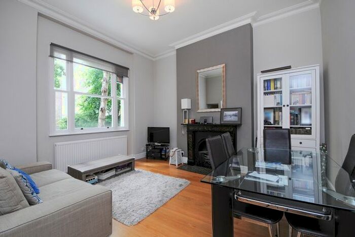 2 Bedroom Flat To Rent In Kempsford Gardens, Earls Court, SW5