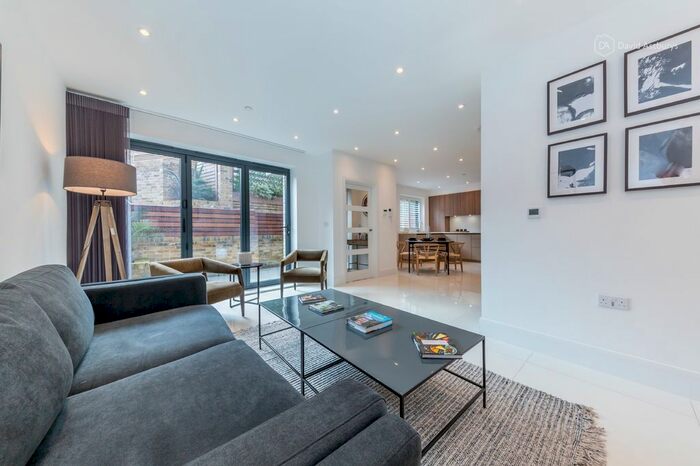 3 Bedroom Flat To Rent In Netherhall Gardens, Hampstead, London, NW3