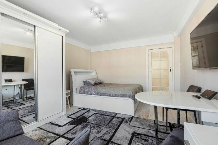 Studio To Rent In Edgware Road, London, W2