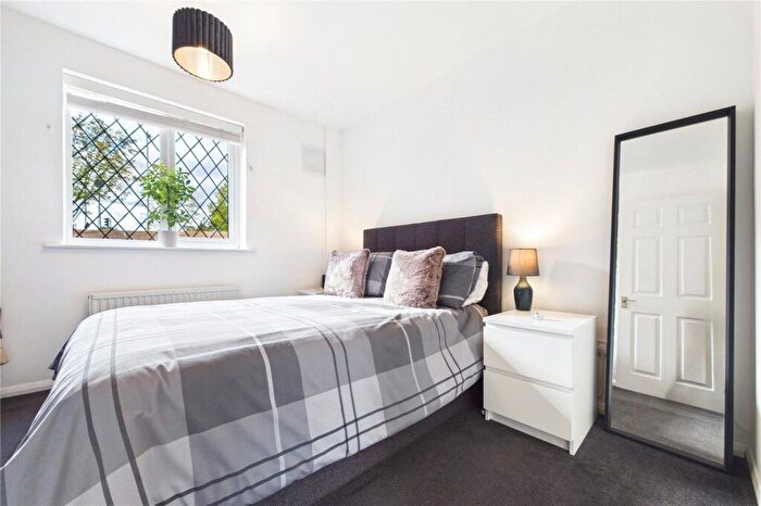 1 Bedroom Apartment For Sale In Ashmere Close, Calcot, Reading, Berkshire, RG31