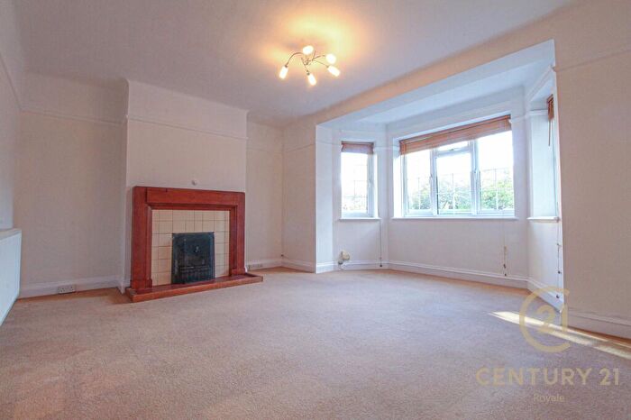 2 Bedroom Apartment To Rent In The Avenue, Worcester Park, KT4