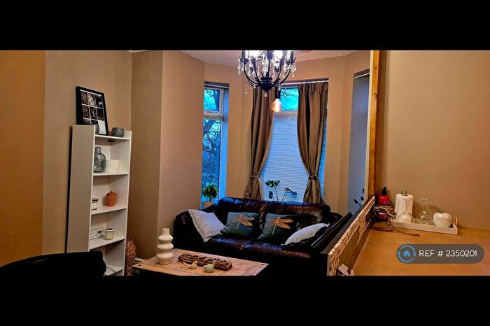 2 Bedroom Flat To Rent In Gloucester Road, Salford, M6