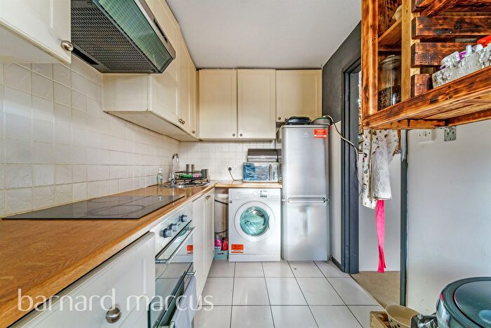 1 Bedroom Flat For Sale In Deerhurst Close, Feltham, TW13