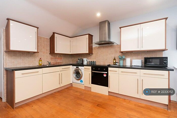 3 Bedroom Flat To Rent In St Johns Hill, London, SW11