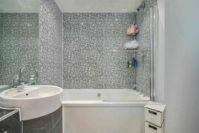 1 Bedroom Apartment For Sale In Cavendish Court, Drighlington, BD11