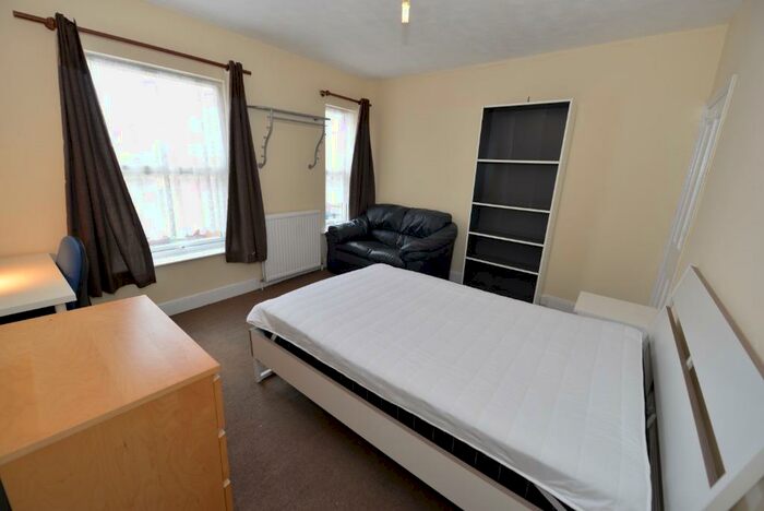 3 Bedroom Detached House To Rent In Burton Road, Southampton, SO15