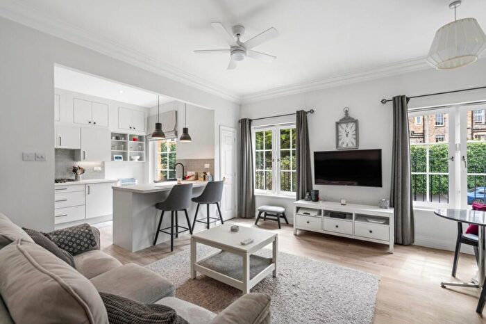 2 Bedroom Apartment For Sale In East London Street, Edinburgh, Midlothian, EH7