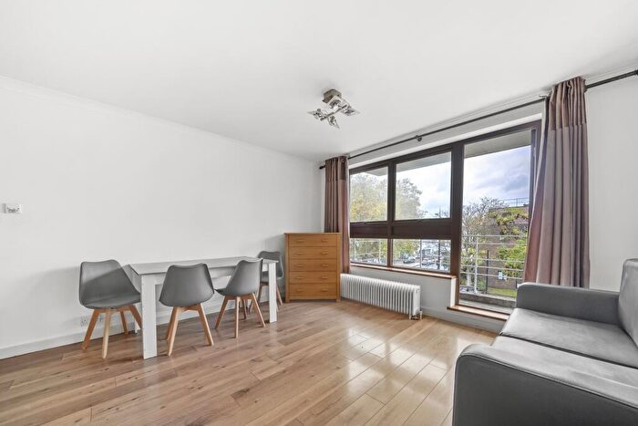 3 Bedroom Flat To Rent In Julian Court, Camden Road, Camden Town, NW1