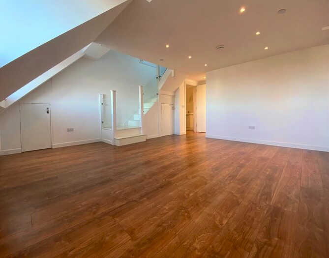 1 Bedroom Flat To Rent In Gainsborough House, Redden Court Road, Essex, RM3