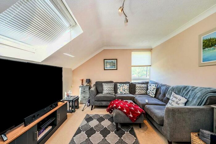 2 Bedroom Flat To Rent In London Road, Cowplain, Waterlooville, Hampshire, PO8