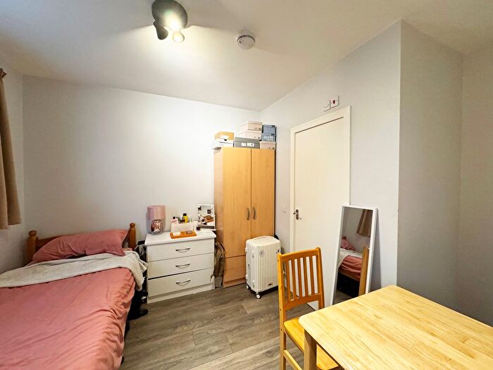 Studio To Rent In Woodville Gardens, London, NW11