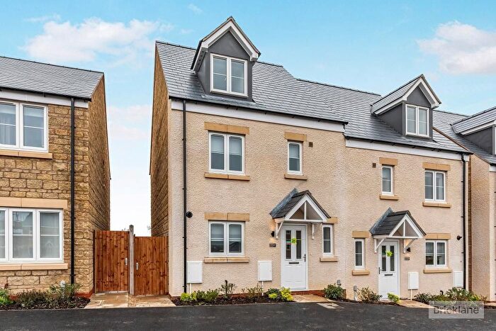 4 Bedroom Semi-detached House To Rent In Airfield Way, Weldon Park, Corby, Northants, NN17