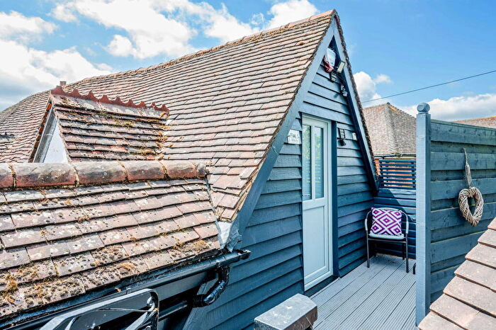 2 Bedroom Flat For Sale In Plaistow Street, Lingfield, RH7