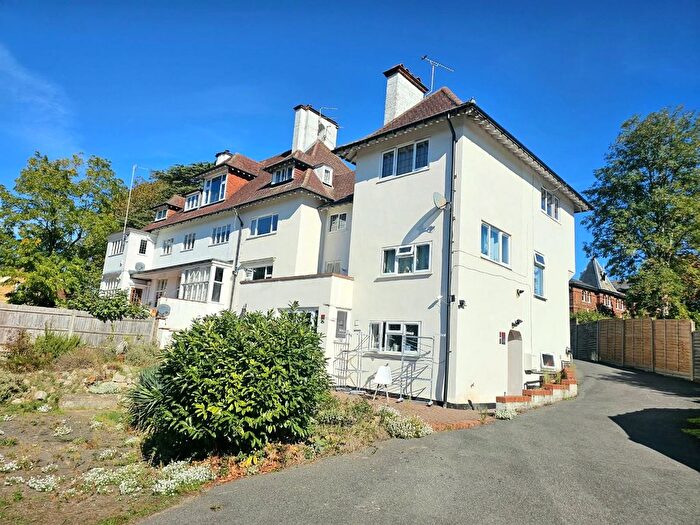 1 Bedroom Flat For Sale In The Ridge, Woking, Surrey, GU22