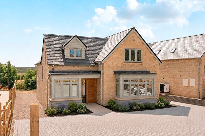 4 Bedroom Detached House For Sale In Shilton Road, Carterton, Oxfordshire, OX18