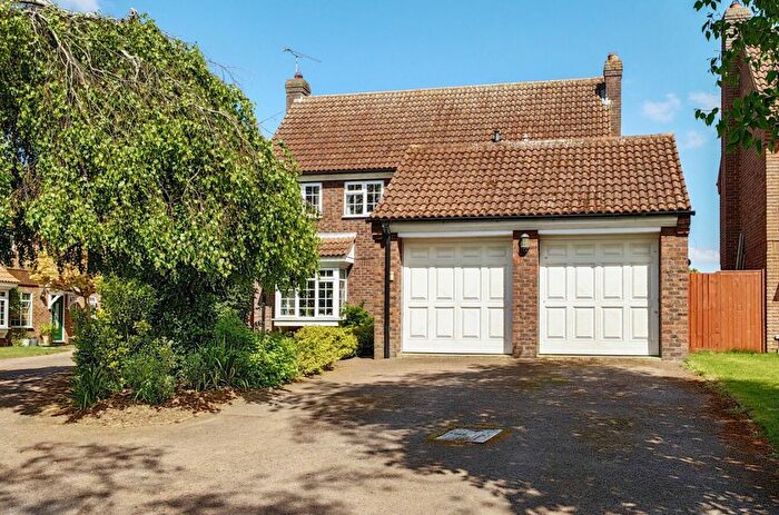 4 Bedroom Detached House For Sale In Russell Drive, Bedford, MK44