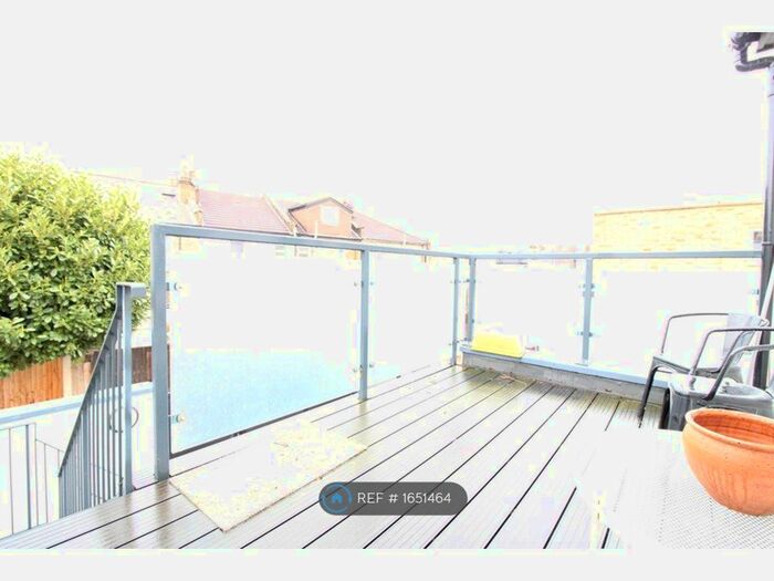 2 Bedroom Flat To Rent In Eliza Mews, London, SW17