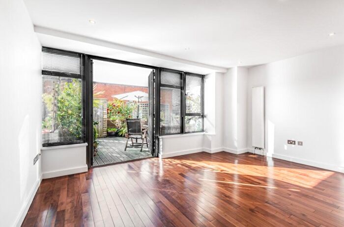 2 Bedroom Flat For Sale In The Broadway, Crouch End, London, N8