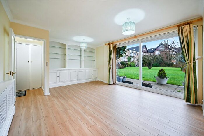 2 Bedroom Flat To Rent In Lakeside, Beckenham, BR3