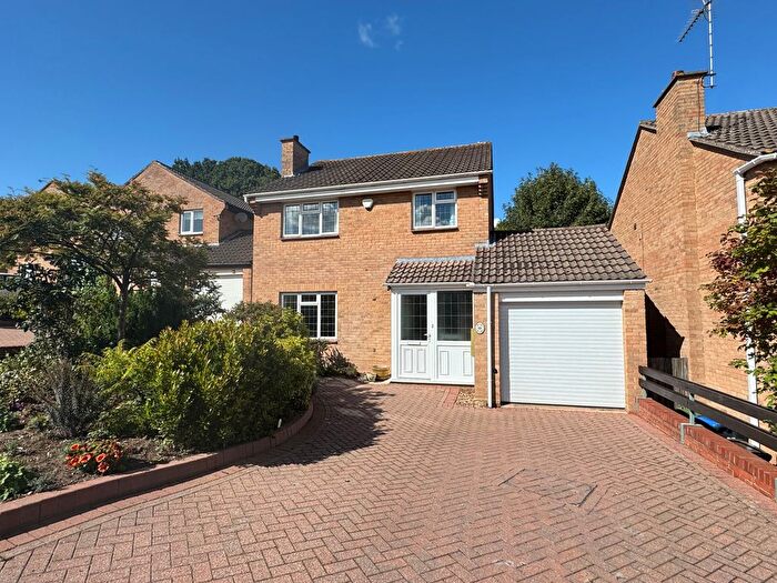 4 Bedroom Detached House For Sale In Thirlestane Close, Kenilworth, CV8