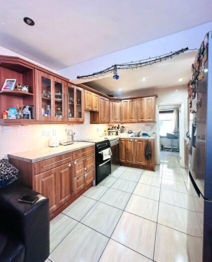 4 Bedroom Terraced House To Rent In Colvin Road, Eastham, E6