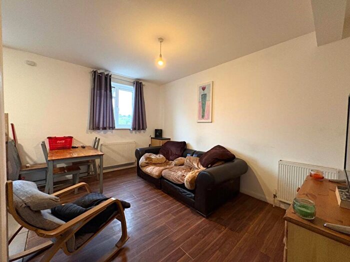 2 Bedroom Flat To Rent In Vale Road, Camberley, Surrey, GU15