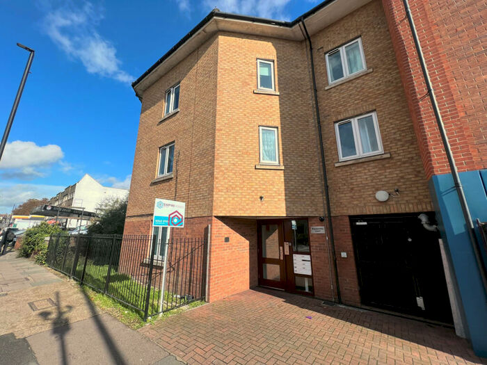 2 Bedroom Apartment To Rent In Green Lanes, Palmers Green, N13