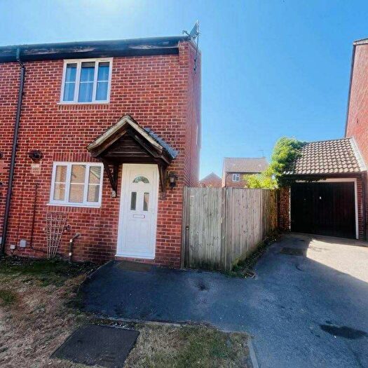 2 Bedroom Semi-Detached House To Rent In Golding Close, Thatcham, RG19