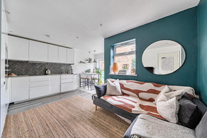 2 Bedroom Flat For Sale In Crystal Palace Road, East Dulwich, London, SE22