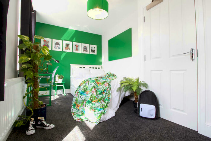 6 Bedroom House To Rent In Halsbury Road, L6