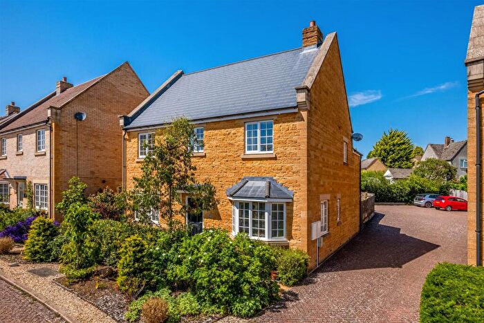 4 Bedroom Detached House For Sale In Howes Lane, Chipping Norton, OX7